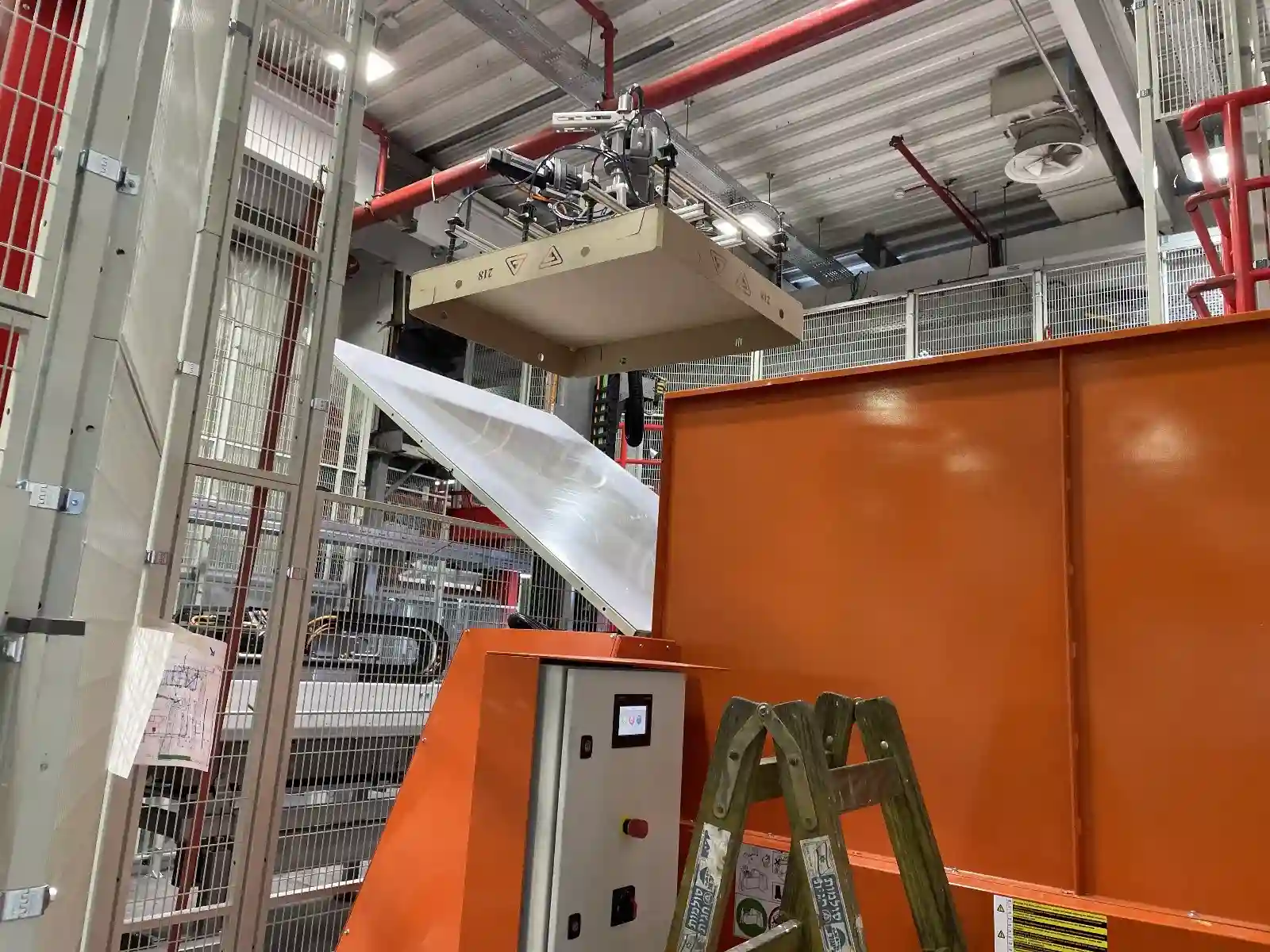 דחסן בריקטים אוטומטי מלא במפעל משקאות